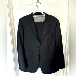 Mantoni Black Men’s Suit (42R Jacket + 36 waist Slacks)